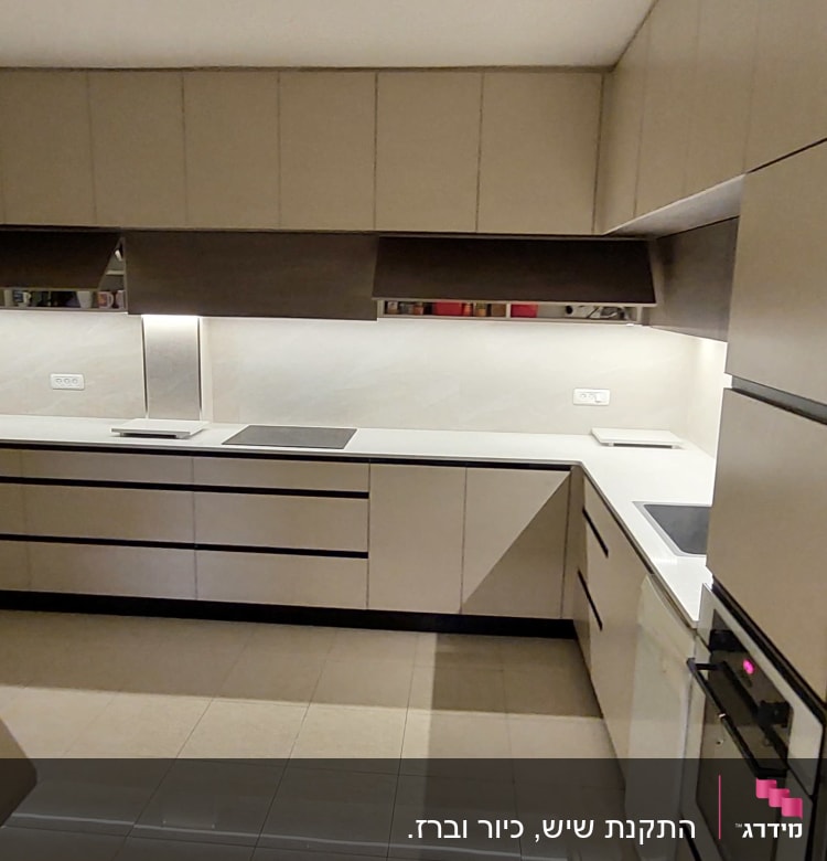 משטחי שיש לבנים במטבח מודרני עם ארונות חומים